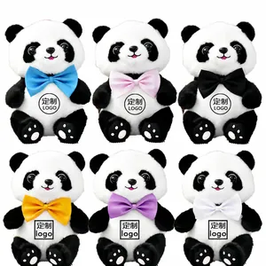 Gedetailleerd overzicht van zes schattige panda knuffels met verschillende strikjes.