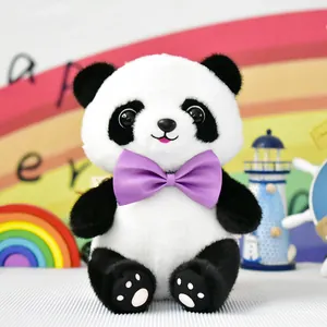 Close-up van een schattige pluche panda met een paarse vlinderdas