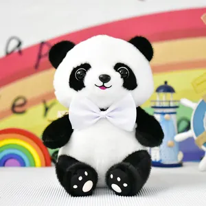 Detailopname van een schattige panda knuffelbeer met een witte strik en zachte pluche vacht
