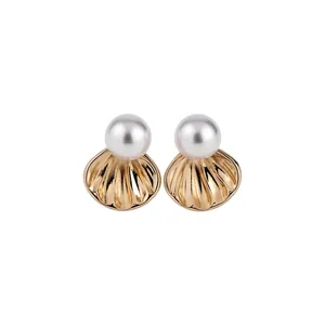 Boucles d'oreilles élégantes en forme de coquille dorée avec de belles perles rondes
