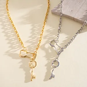 Gedetailleerd zicht op vintage metalen sleutelhangers in goud- en zilverkleur