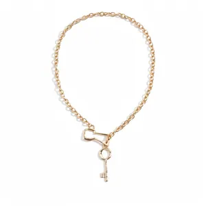 Elegante gouden ketting in vintage stijl met sleutelhanger en uniek sleutelgat-slot.