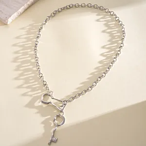 Detailweergave van zilveren retro sleutelhanger ketting met dikke metalen schakels.