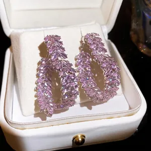 Elegante roze zirconia blad oorbellen met zilveren spelden in een witte geschenkdoos