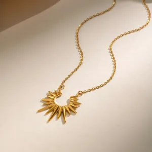 Collier avec pendentif soleil doré en acier inoxydable de haute qualité pour femmes