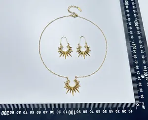 Détail de la parure de bijoux soleil doré avec règle graduée pour les dimensions