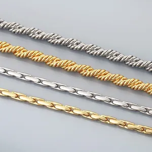 Detailweergave van roestvrijstalen schakelkettingen in goud en zilver, diverse types
