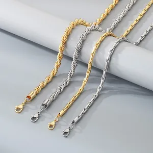 Detailoverzicht van roestvrijstalen gedraaide en effen kettingen in goud en zilver.