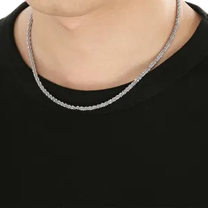 Gedetailleerde macro-opname van de textuur van een zilveren roestvrijstalen ketting.