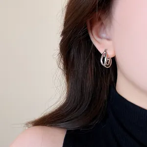 Vista dettagliata di orecchini a cerchio doppi intrecciati argento per donna