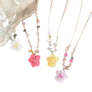 Handgefertigtes Set mit bunten Blumen-Perlenketten und Frühlings-Blütenanhängern