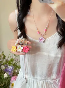 Detaillierte Nahaufnahme von bunten Blumenperlenketten in den Farben Lila, Gelb und Rosa