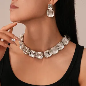 Set di gioielli da 2 pezzi con collana e orecchini a perno con grandi cristalli quadrati
