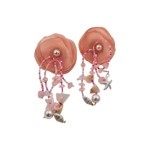 Boucles d'oreilles élégantes en tissu avec fleurs, coquillages et perles pour les vacances.