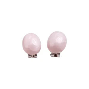Eleganti orecchini a clip ovali in smalto rosa con finitura marmorizzata su sfondo bianco