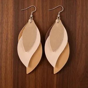 Pendientes retro de cuero con hojas de arce y borlas largas de estilo bohemio