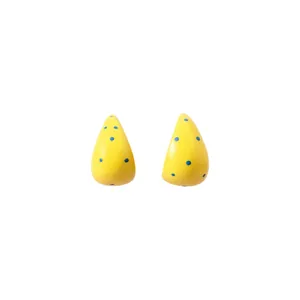 Pendientes de aro en forma de C de esmalte amarillo con alegres lunares azules