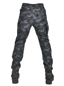 Vue arrière du pantalon cargo de moto camouflage noir avec poches et chevilles élastiques