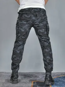 Vue arrière du pantalon cargo de moto camouflage avec poches latérales et ourlet élastique