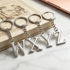 Porte-clés polis en alliage lettres W X Y Z sur fond de livre ancien classique