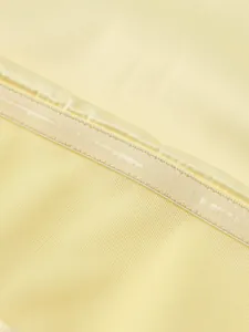 Détail du ruban en silicone antidérapant et des coutures sur la robe mate extensible