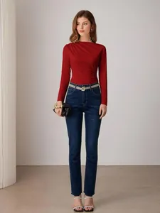 Haut rouge ajusté à manches longues avec jean bleu taille haute à coupe droite