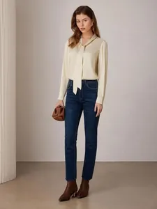 Élégante chemise en satin crème avec col à nouer et manches longues pour femme