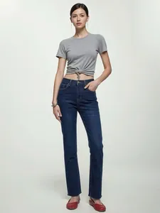 Jean droit taille haute à coupe ajustée avec ourlet brut et t-shirt court gris chic