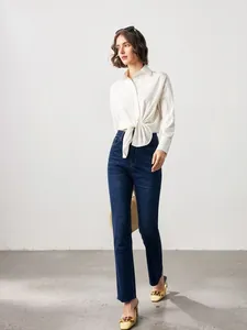 Jean droit taille haute à la mode avec chemise nouée blanche pour femme