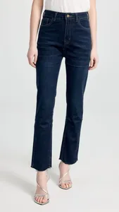 Détail d'un jean bleu foncé à taille haute avec ourlet effiloché naturel et texture denim