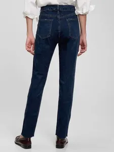 Détail d'un jean bleu foncé à taille haute avec poches arrière et bords effilochés