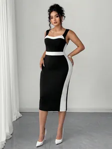 Dettaglio di abito aderente bicolore bianco e nero con scollo quadrato e pannelli laterali