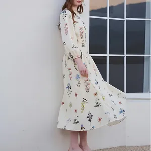 Robe longue fleurie blanc cassé à manches longues avec taille élastique et coupe en A
