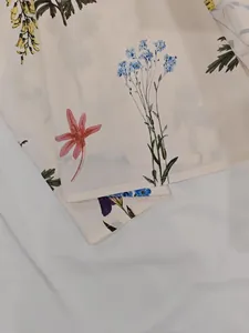 Détail macro d'imprimé floral multicolore sur tissu respirant avec couture de l'ourlet