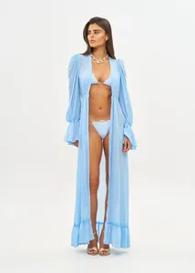 Bikini en dentelle bleu ciel avec paréo transparent à volants pour les vacances