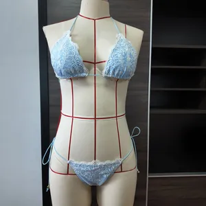 Détail du bikini en dentelle avec perles dorées sur les liens sur un mannequin