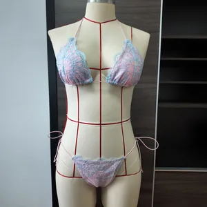 Détail de bikini en dentelle rose et bleue avec liens latéraux et tour de cou