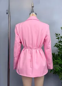 Vue arrière d'un blazer rose vif pour femme avec ceinture à nouer élégante et coupe ajustée