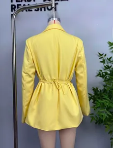 Vue arrière du blazer jaune vif à manches longues avec cordon de serrage à la taille