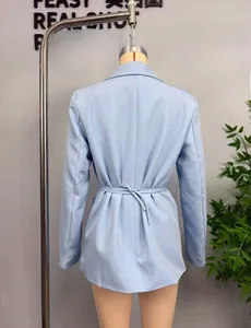 Vue arrière du blazer bleu clair avec lien de serrage à la taille sur mannequin