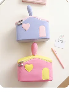 Détail de trousses à maquillage en forme de maison aux couleurs pastel douces