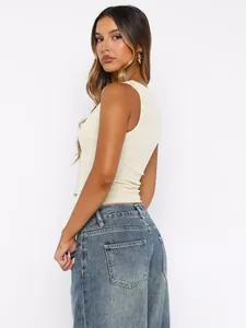 Détail d'un haut sans manches à paillettes ajusté avec un jean droit taille haute