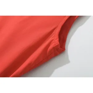 Detailansicht der Doppelnadel-Nähte an einem hochwertigen roten ärmellosen Webkleid