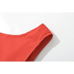 Detaillierte Nahaufnahme des roten ärmellosen Kleides mit hochwertiger Naht und Stofftextur