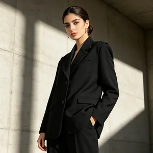 Vue détaillée de l'épaulette à bouton et du revers sur un blazer noir déconstruit chic