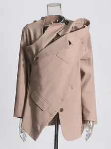 Blazer déconstruit beige kaki pour femme avec coupe asymétrique et détails multicouches