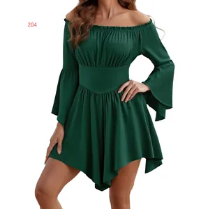 Détail de la robe vert foncé à épaules dénudées avec manches évasées et taille froncée