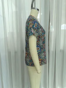 Détail du haut bohème à col en V avec imprimé cachemire ethnique et bordures en dentelle