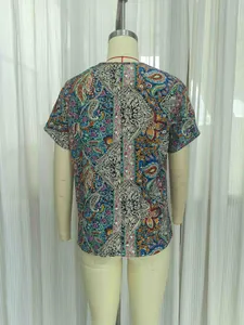 Vue détaillée du dos du haut bohème pour femme avec des motifs paisley colorés