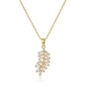Collana a piuma dorata minimalista con pietre di zircone e catena a maglia fine